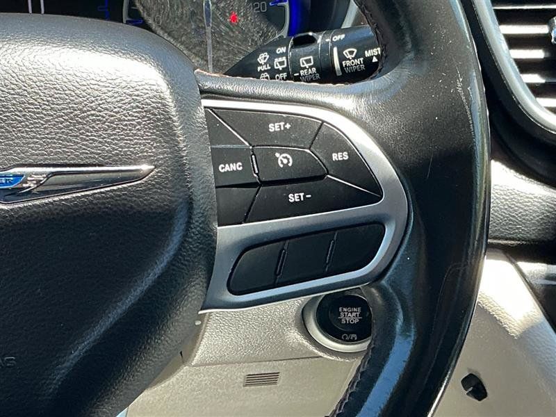 Used 2018 Chrysler Pacifica Touring-L FWD image 45
