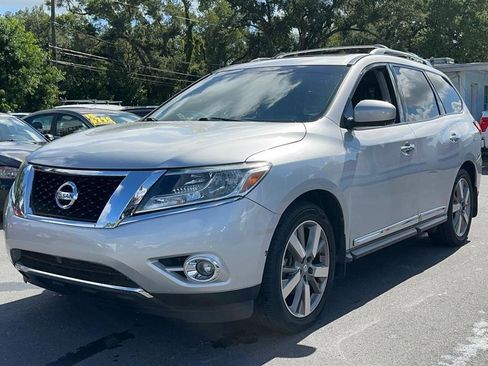 Used 2015 Nissan Pathfinder Platinum FWD image 2