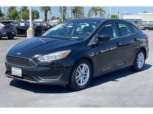 Used 2018 Ford Focus SE FWD image 2