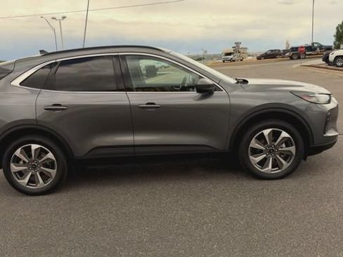 Used 2025 Ford Escape Platinum AWD/4WD image 9