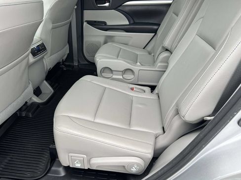 Used 2018 Toyota Highlander XLE AWD/4WD image 19