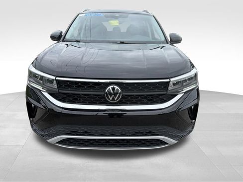 Used 2023 Volkswagen Taos SE FWD image 3