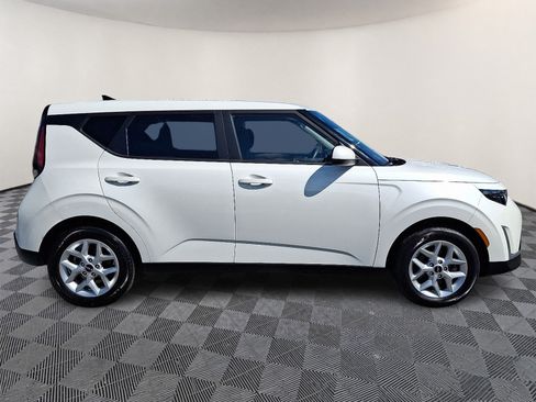 Certified 2025 Kia Soul LX w/ LX Technology Package FWD image 7