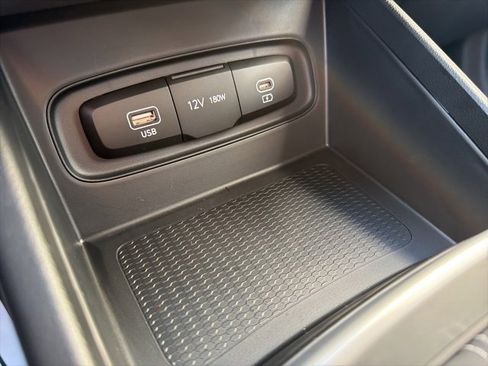 Used 2025 Hyundai Venue SE image 25