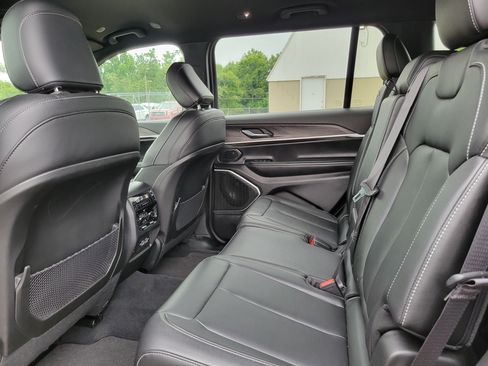 Used 2025 Jeep Grand Cherokee L Limited AWD/4WD image 17