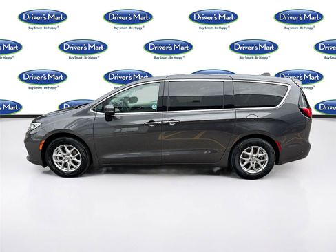 Used 2023 Chrysler Pacifica Touring-L FWD image 4
