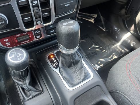 Used 2025 Jeep Wrangler Unlimited Rubicon AWD/4WD image 29