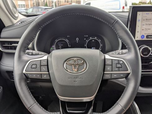 Used 2024 Toyota Highlander Limited AWD/4WD image 17