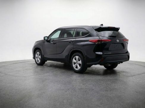 Used 2025 Toyota Highlander LE FWD image 6