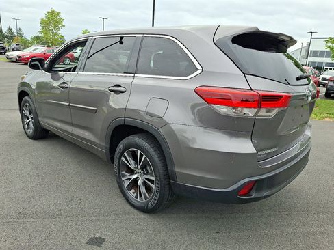 Used 2018 Toyota Highlander LE w/ Protection Package #3 AWD/4WD image 5