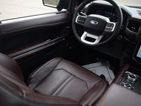 Used 2023 Ford Expedition Limited image 2