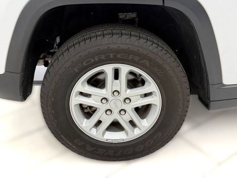 Used 2023 Jeep Grand Cherokee Laredo w/ Luxury Tech Group I AWD/4WD image 11