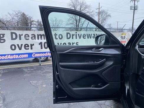 Used 2023 Jeep Grand Cherokee Laredo image 12