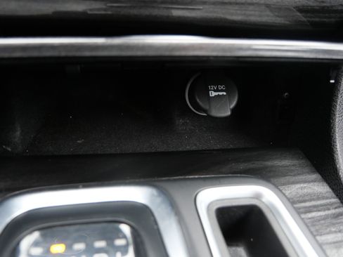 Used 2022 Chrysler 300 Touring w/ Sport Appearance Package image 31