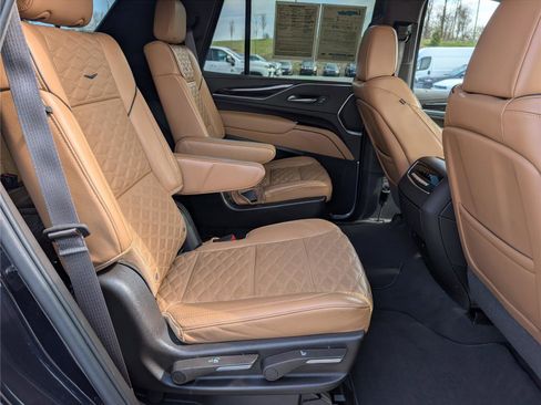 Used 2022 Cadillac Escalade Premium Luxury AWD/4WD image 14