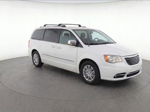 Used 2015 Chrysler Town & Country Touring-L w/ Driver Convenience Group FWD image 2