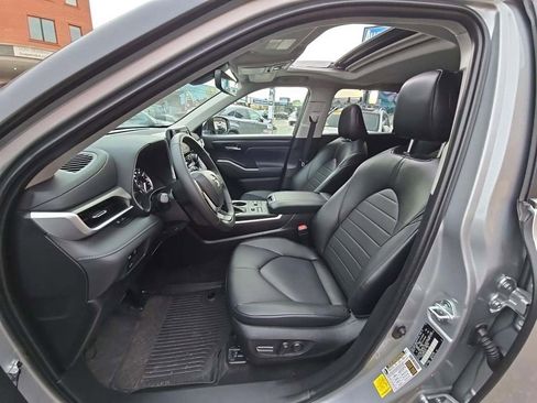 Used 2023 Toyota Highlander XLE image 1