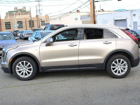 Used 2022 Cadillac XT4 Luxury w/ Cold Weather Package AWD/4WD image 3