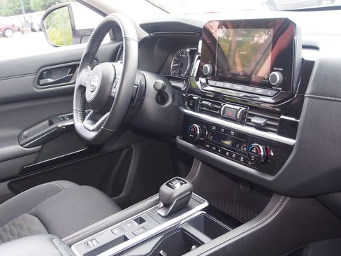 Used 2025 Nissan Pathfinder SV FWD image 10