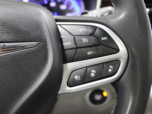 Used 2023 Chrysler Pacifica Limited FWD image 12