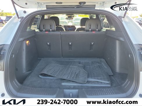 Used 2024 Chevrolet Trax RS w/ Sunroof Package FWD image 11