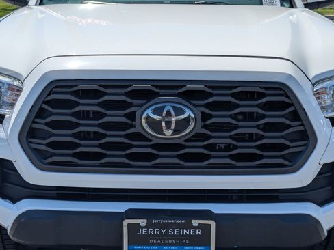 Used 2020 Toyota Tacoma TRD Off-Road AWD/4WD image 10