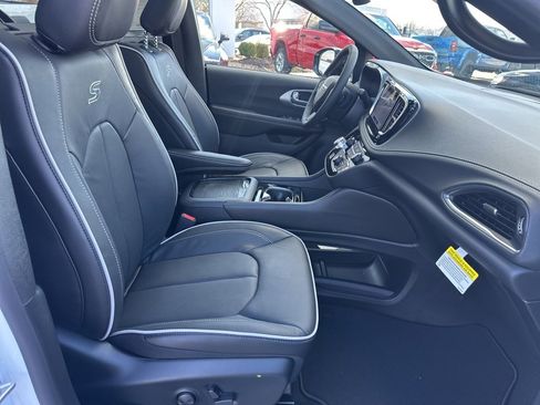 New 2026 Chrysler Pacifica Limited image 58