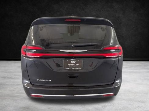 Used 2023 Chrysler Pacifica Touring-L image 8