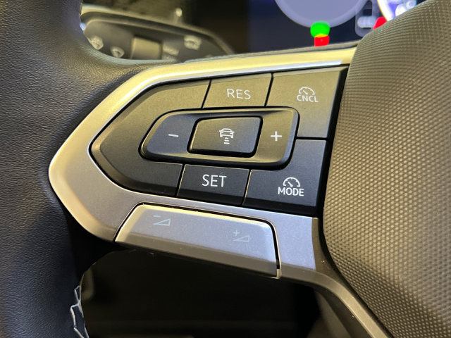 Used 2025 Volkswagen Tiguan SE FWD image 21