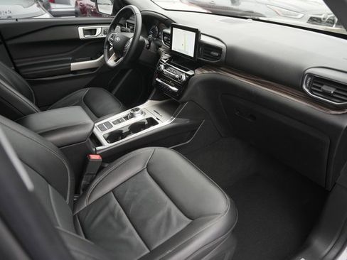 Certified 2022 Ford Explorer Limited w/ Equipment Group 301A image 17