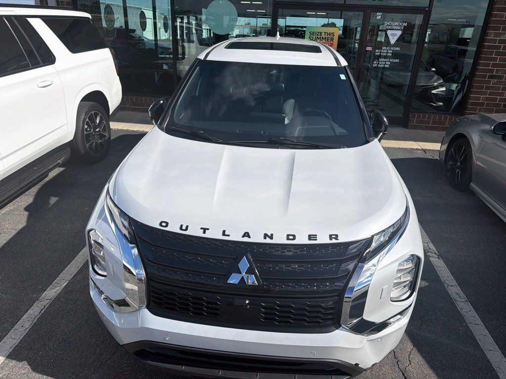 Used 2023 Mitsubishi Outlander SE Black Edition AWD/4WD image 3