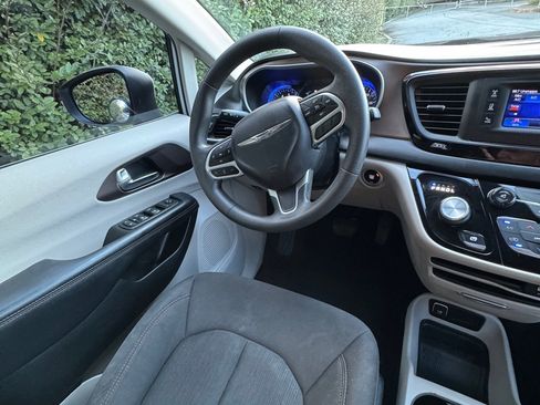 Used 2017 Chrysler Pacifica LX image 28