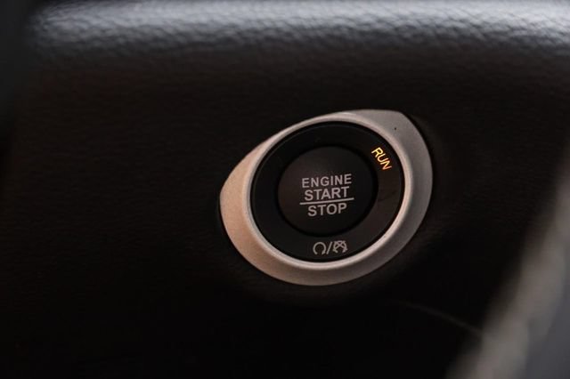 Used 2025 Chrysler Pacifica Limited FWD image 17