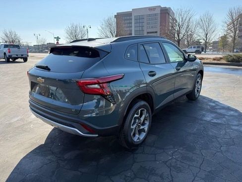 Used 2025 Chevrolet Trax LT w/ Driver Confidence Package image 8