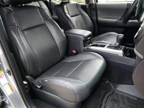 Used 2018 Toyota Tacoma SR5 RWD image 8
