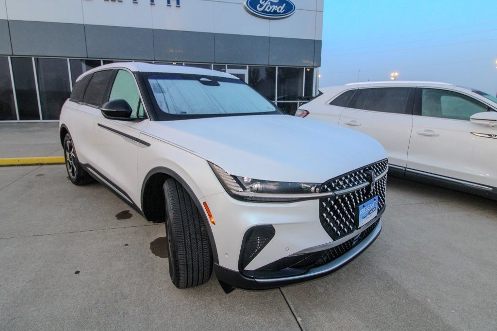Used 2024 Lincoln Nautilus Premier w/ Equipment Group 102A AWD/4WD image 2
