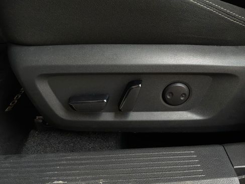 Used 2025 Nissan Rogue SV FWD image 11
