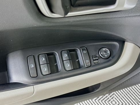 Used 2025 Hyundai Venue SEL FWD image 15