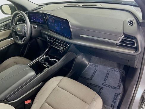 Used 2025 Chevrolet Traverse LT image 30