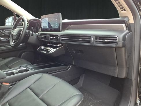 Used 2025 Lincoln Corsair Reserve AWD/4WD image 11