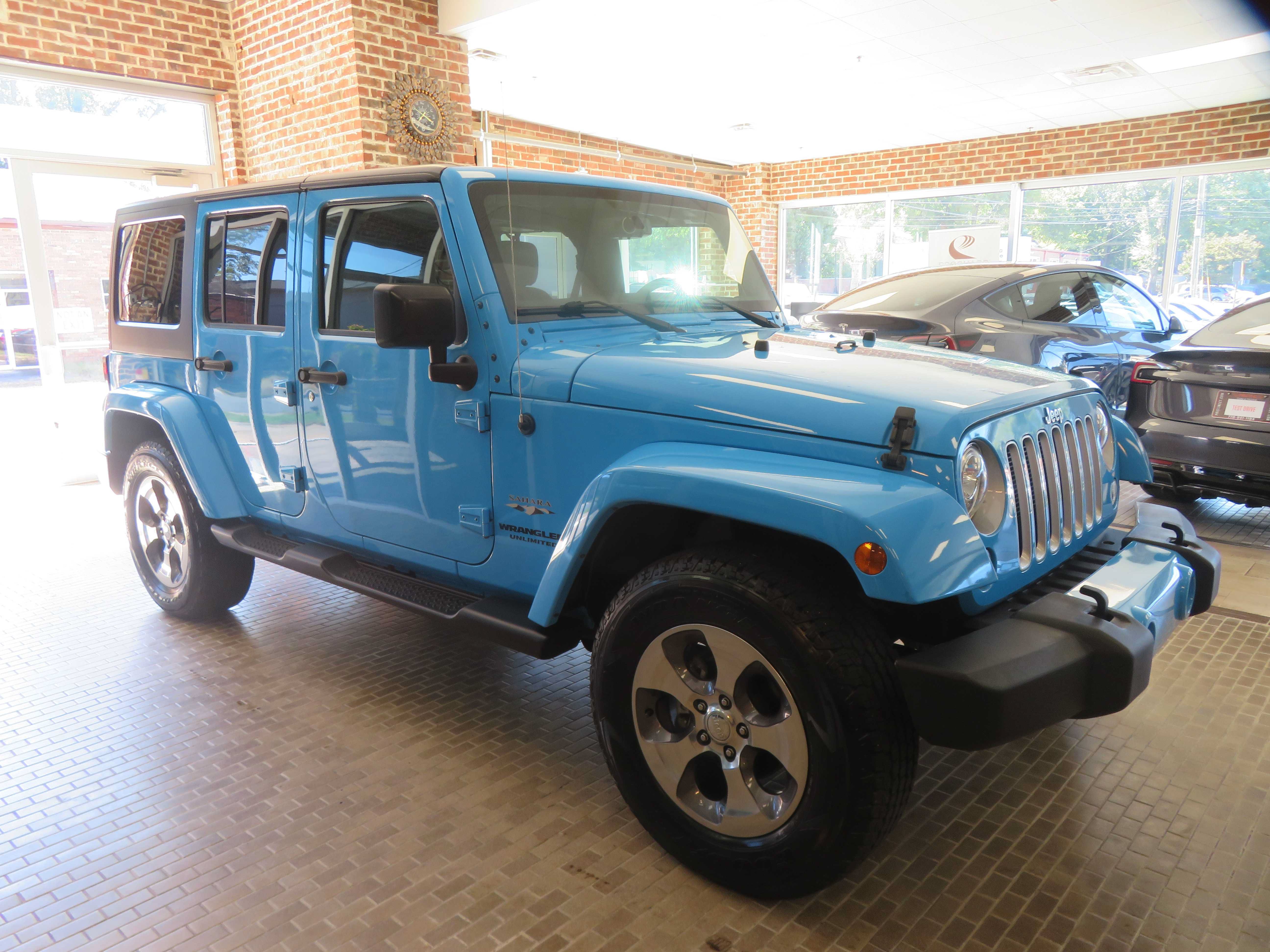 Used 2017 Jeep Wrangler Unlimited Sahara w/ Dual Top Group AWD/4WD image 58