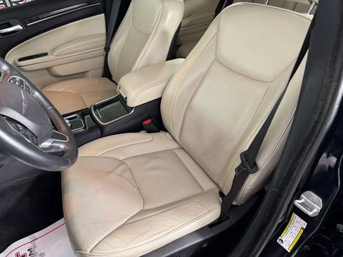 Used 2018 Chrysler 300 Limited AWD/4WD image 33