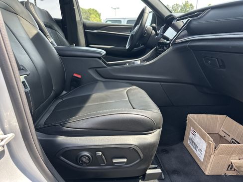 Used 2024 Jeep Grand Cherokee L Limited w/ Luxury Tech Group II image 16