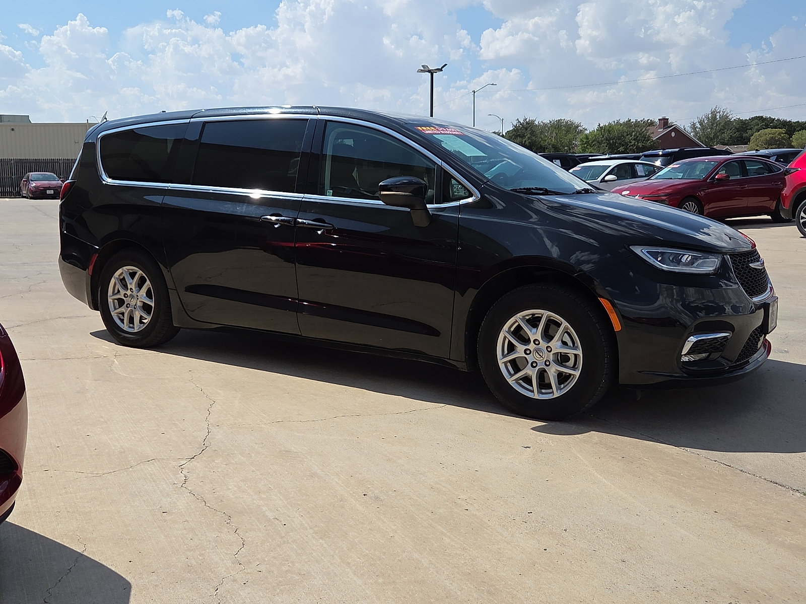 Used 2023 Chrysler Pacifica Touring-L FWD image 6