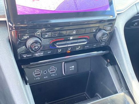 Used 2023 Jeep Grand Cherokee Limited image 11