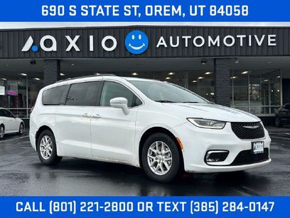 Used 2022 Chrysler Pacifica Touring-L w/ Uconnect Theater Family Group