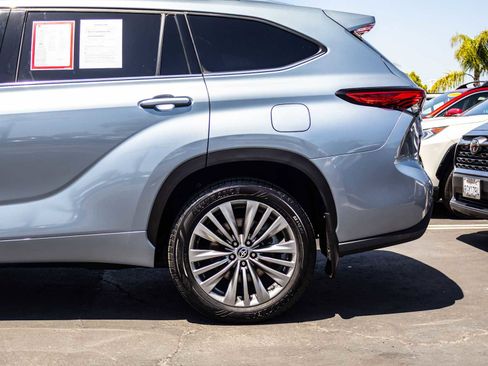 Used 2021 Toyota Highlander Platinum FWD image 6