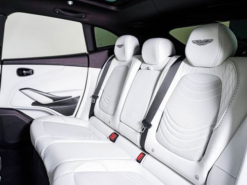 Used 2022 Aston Martin DBX image 21