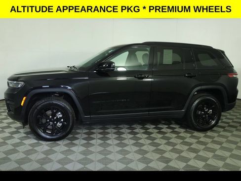 Used 2025 Jeep Grand Cherokee Altitude AWD/4WD image 6