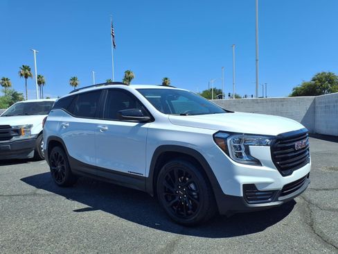 Used 2023 GMC Terrain SLE w/ Driver Convenience Package FWD image 3